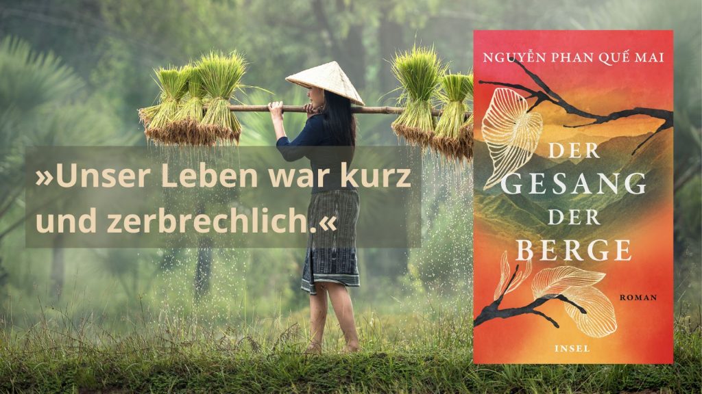 "Buchcover des Romans 'Der Gesang der Berge' von Nguyên Phan Quê Mai, veröffentlicht bei Insel. Das Cover zeigt eine künstlerische Darstellung von Bergen und Blättern. Im Vordergrund ist eine Frau in traditioneller Kleidung zu sehen, die eine Tragestange mit Reisbündeln auf den Schultern trägt. Über dem Bild steht das Zitat: 'Unser Leben war kurz und zerbrechlich.'
