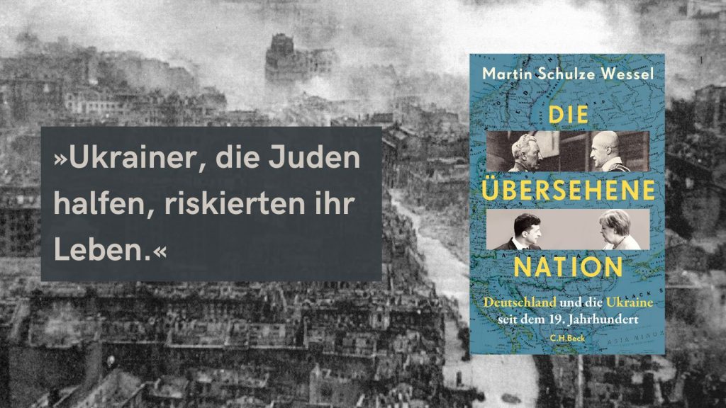 Buchcover von Die übersehene Nation von Martin Schulze Wessel vor dem Hintergrund einer zerstörten Stadt. Das Zitat auf dem Bild lautet: ‚Ukrainer, die Juden halfen, riskierten ihr Leben.‘ Das Buch thematisiert die Beziehungen zwischen Deutschland und der Ukraine seit dem 19. Jahrhundert.